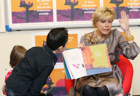 La princesse Laurentien des Pays-Bas fait la lecture aux élèves de l'école primaire De Windroos d'Amersfoort, le 18 janvier 2012, dans le cadre du National reading Breakfast.