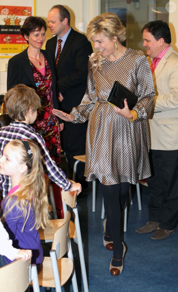 La princesse Laurentien des Pays-Bas fait la lecture aux élèves de l'école primaire De Windroos d'Amersfoort, le 18 janvier 2012, dans le cadre du National reading Breakfast.