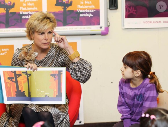 La princesse Laurentien des Pays-Bas fait la lecture aux élèves de l'école primaire De Windroos d'Amersfoort, le 18 janvier 2012, dans le cadre du National reading Breakfast.