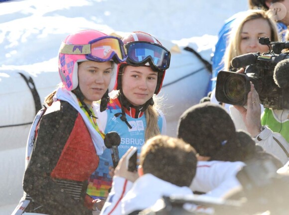 Des copines sur les plus hautes marches du podium ! Clara Direz (dossard bleu) et Estelle Alphand (casque rose) ont signé un doublé or-argent dans l'épreuve de slalom géant des Jeux Olympiques d'Hiver  de la Jeunesse d'Innsbruck, le 18 janvier 2012.