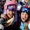 Clara Direz (à d.) et Estelle Alphand (à g., casque rose) posent avec la délégation française après leur doublé or-argent dans le slalom géant aux Jeux Olympiques d'Hiver de la Jeunesse d'Innsbruck, le 18 janvier 2012.