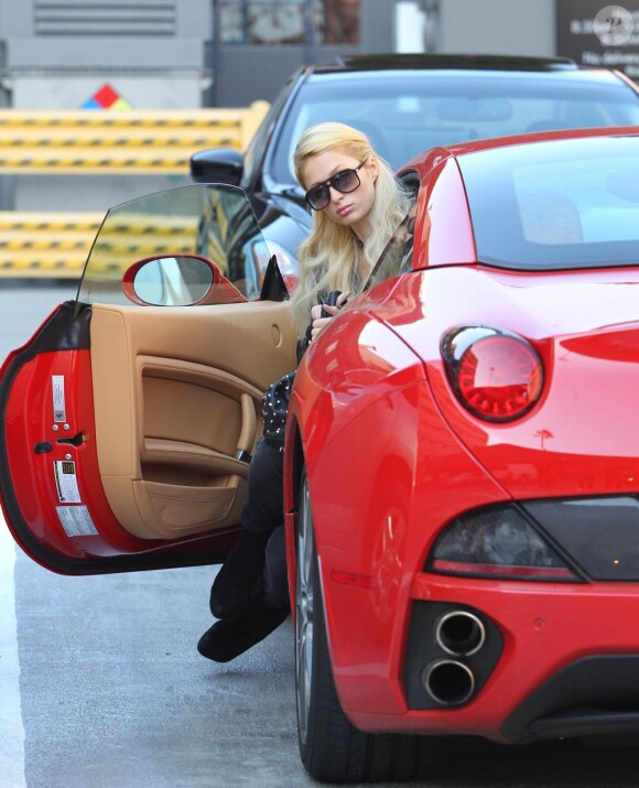Paris Hilton descend de sa superbe Ferrari à Los Angeles, le 18 janvier 2012.