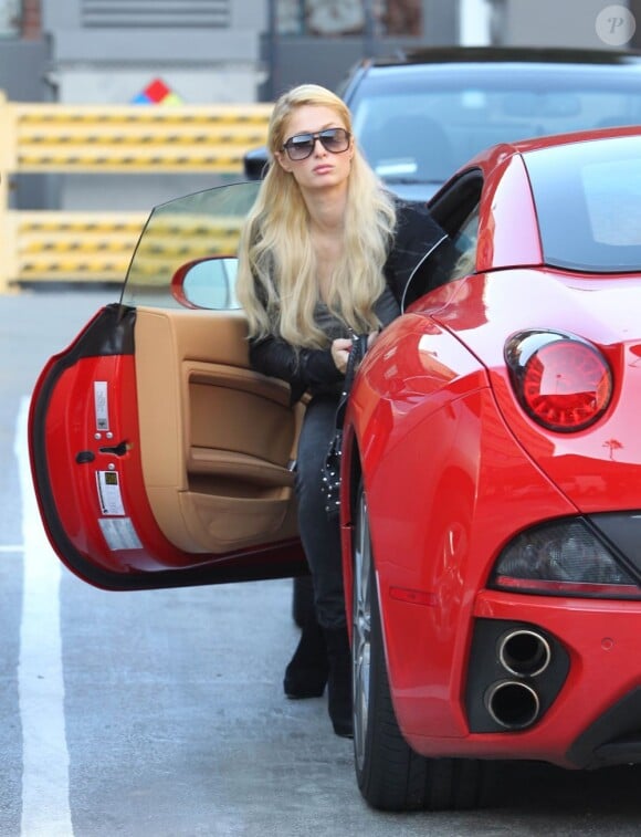 La plus célèbre des blondes Paris Hilton descend de sa Ferrari à Los Angeles, le 18 janvier 2012.