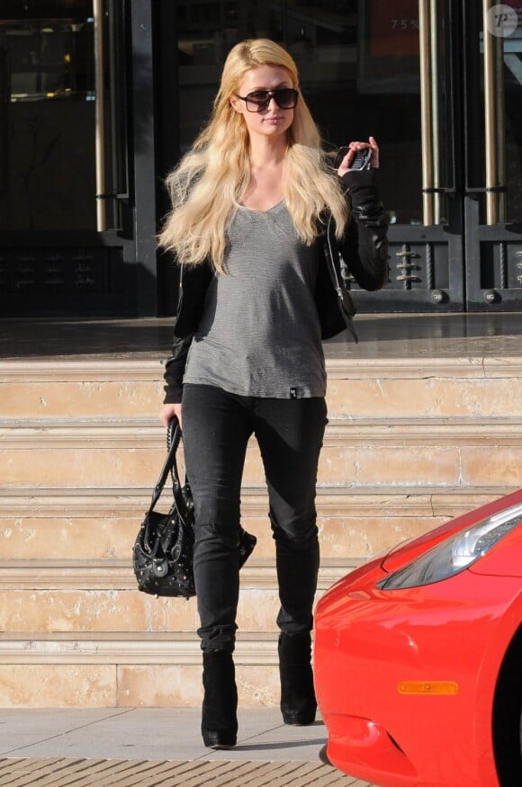 Paris Hilton a effectué un bref passage chez Barney's New York avant de remonter dans sa Ferrari. Los Angeles, le 18 janvier 2012.