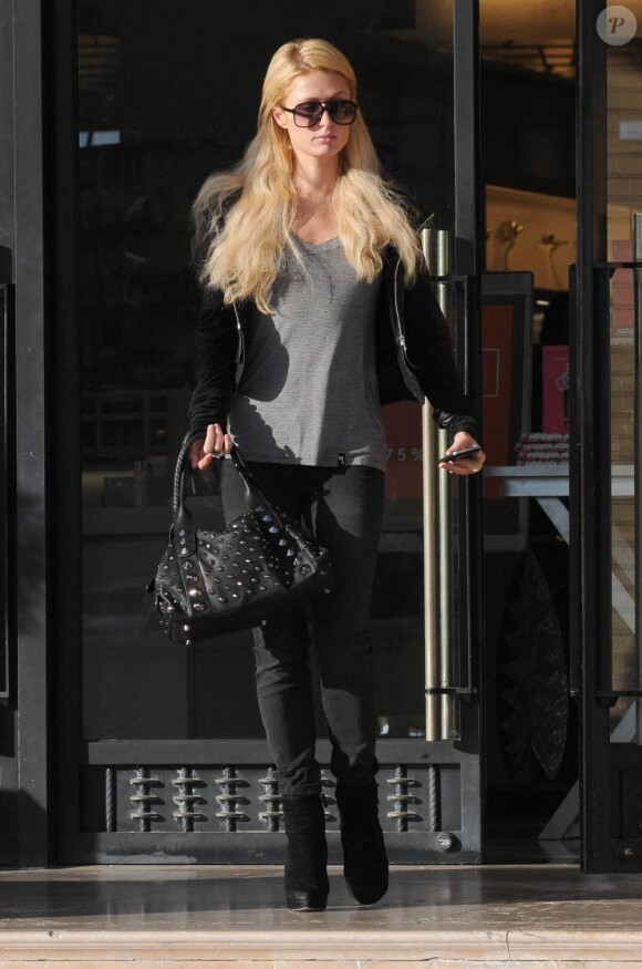 Paris Hilton quitte Barney's New York à Los Angeles, le 18 janvier 2012.