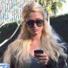 Paris Hilton, inséparable de son Blackberry Bold à Los Angeles, le 18 janvier 2012.