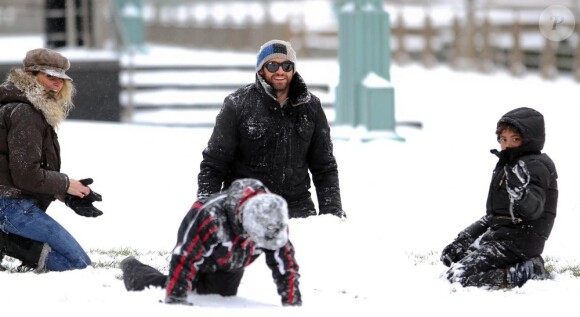 Hugh Jackman, un vrai papa-poule avec ses enfants en pleine bataille de boules de neige à New York le 21 janvier 2012