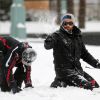 Hugh Jackman et ses enfants en pleine bataille de boules de neige à New York le 21 janvier 2012