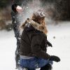Hugh Jackman et ses enfants en pleine bataille de boules de neige à New York le 21 janvier 2012