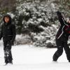 Hugh Jackman et ses enfants se sont amusés lors d'une bataille de boules de neige à New York le 21 janvier 2012