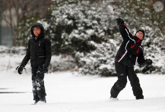 Hugh Jackman et ses enfants se sont amusés lors d'une bataille de boules de neige à New York le 21 janvier 2012