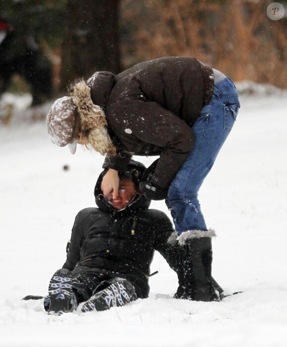 Deborah, la femme de Hugh Jackman joue les infirmières pour ses enfants en pleine bataille de boules de neige à New York le 21 janvier 2012