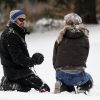 Hugh Jackman et son épouse Deborah, de grands enfants sous la neige à New York le 21 janvier 2012