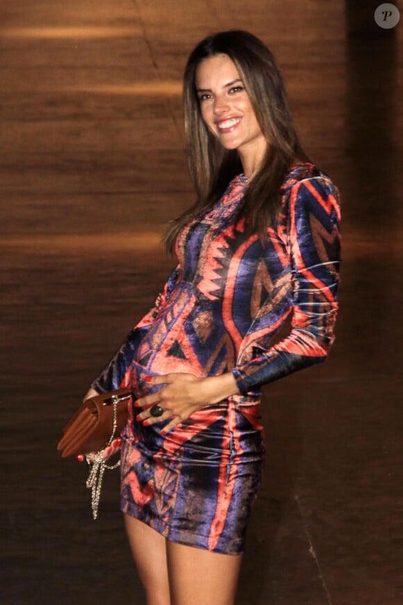 Alessandra Ambrosio enceinte  et fière a fait la fête le 22 janvier 2012 lors de la Fashion Week de São Paulo