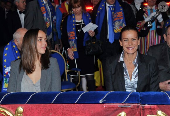 La princesse Stéphanie et sa fille Pauline Ducruet ont fait honneur dimanche 22 janvier 2012 à la quatrième soirée de spectacle du 36e Festival international du cirque de Monte-Carlo.