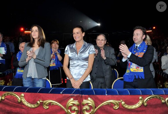 Sous le chapiteau Fontvieille, la princesse Stéphanie et sa fille Pauline Ducruet, avec Stéphane Bern et Robert Hossein, n'ont pas ménagé leurs applaudissements dimanche 22 janvier 2012, pour la quatrième soirée de spectacle du 36e Festival international du cirque de Monte-Carlo.