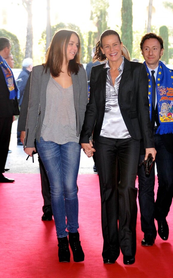 La princesse Stéphanie et sa fille Pauline Ducruet, en compagnie de Stéphane Bern, arrivent au chapiteau Fontvieille dimanche 22 janvier 2012, pour la quatrième soirée de spectacle du 36e Festival international du cirque de Monte-Carlo.