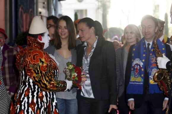 La princesse Stéphanie et sa fille Pauline Ducruet arrivent au chapiteau Fontvieille, toujours aussi unies, dimanche 22 janvier 2012, pour la quatrième soirée de spectacle du 36e Festival international du cirque de Monte-Carlo.