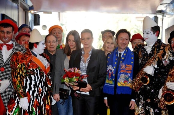 La princesse Stéphanie et sa fille Pauline Ducruet, en compagnie de Stéphane Bern, arrivent au chapiteau Fontvieille dimanche 22 janvier 2012, pour la quatrième soirée de spectacle du 36e Festival international du cirque de Monte-Carlo.