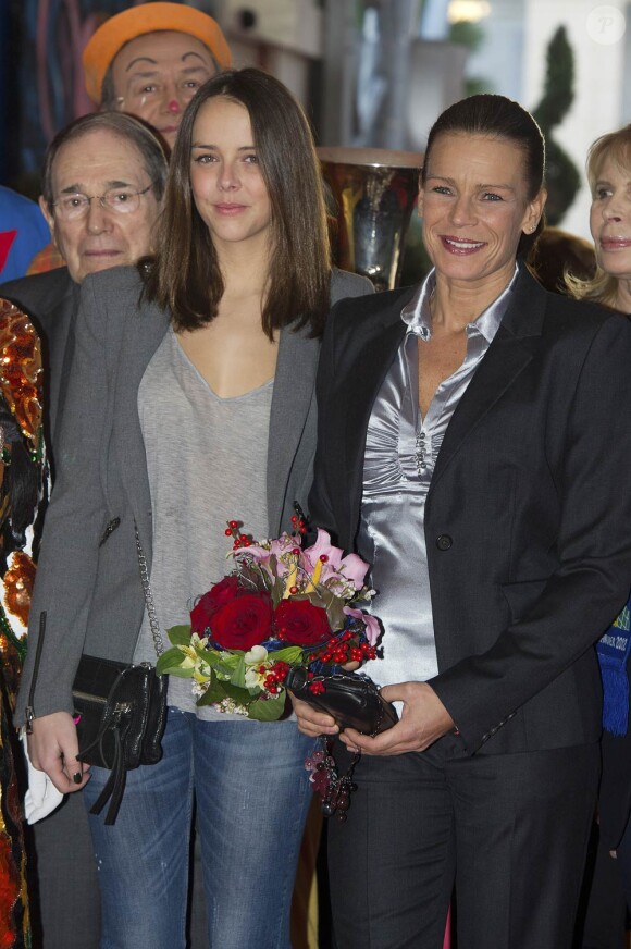 Superbes, Stéphanie de Monaco et sa fille Pauline Ducruet sont arrivées main dans la main au chapiteau  Fontvieille, dimanche 22 janvier 2012, pour la  quatrième soirée de spectacle du 36e Festival international du cirque de  Monte-Carlo.