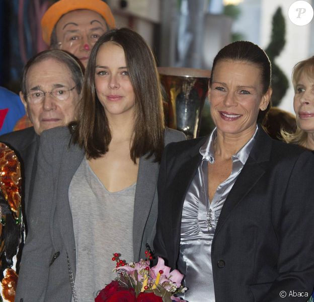 Superbes, Stéphanie de Monaco et sa fille Pauline Ducruet sont arrivées main dans la main au chapiteau Fontvieille, dimanche 22 janvier 2012, pour la quatrième soirée de spectacle du 36e Festival international du cirque de Monte-Carlo.