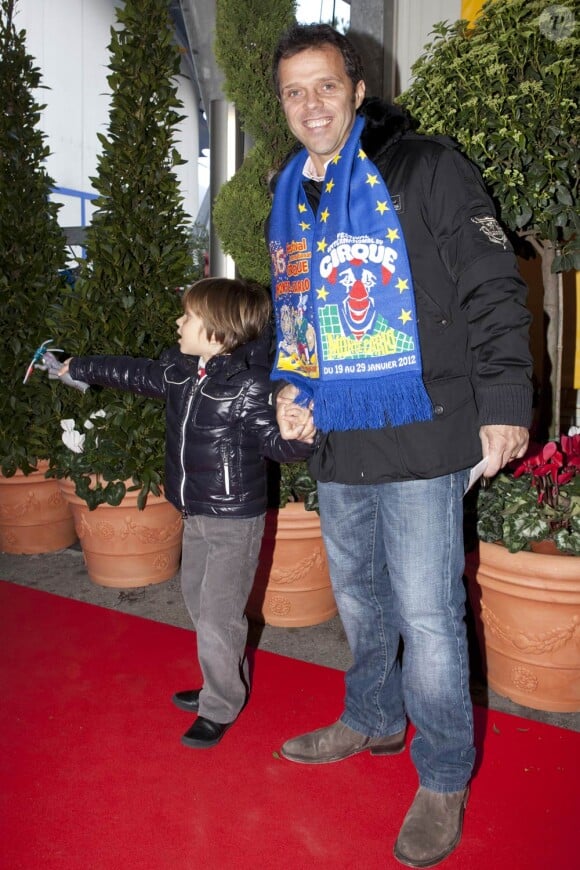 Le grand champion de moto GP Loris Capirossi et son fils de 4 ans, Riccardo, dimanche 22 janvier 2012 au 36e Festival international du cirque de  Monte-Carlo.