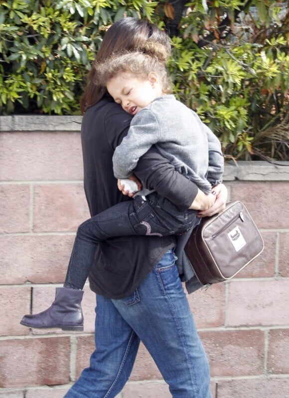 Moment de tendresse entre Nahla Berry et sa nounou à Los Angeles, le 24 janvier 2012