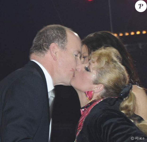 Le prince Albert, remettant avec sa soeur la princesse Stéphanie, le Clown d'or à la famille Casselly, a pu mesurer l'euphorie de la maman de la tribu !
Mardi 24 janvier 2012, au 6e soir du 36e Festival international du cirque de Monte-Carlo, la princesse Stéphanie de Monaco révélait le palmarès et distribuait les prix, avec l'aide de sa fille Pauline Ducruet, de son frère le prince Albert et de sa belle-soeur la princesse Charlene.