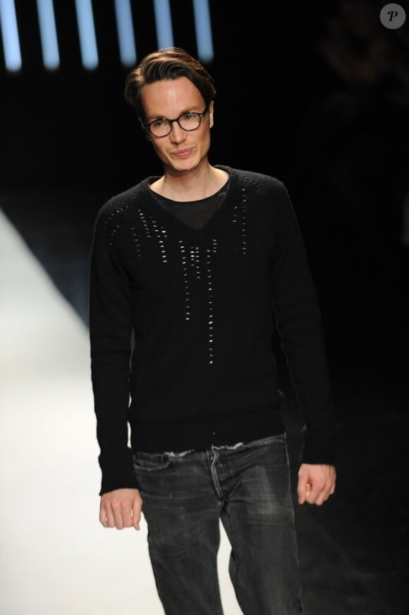 Le créateur Maxime Simoens ovationné lors de son défilé haute couture printemps-été 2012 à Paris, le 25 janvier 2012.