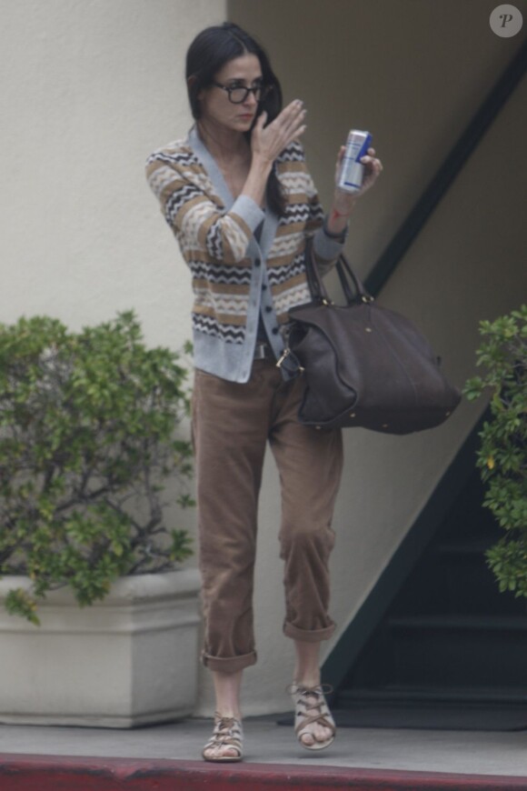 Demi Moore avec une canette de Red Bull à Los Angeles en novembre 2011