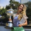 Ravissante, Victoria Azarenka, qui a remporté la veille l'Open d'Australie aux dépens de Maria Sharapova et est devenue la nouvelle numéro un mondial, pose avec son trophée sur les bords du fleuve Yarra, à Melbourne, le 29 janvier 2012.
