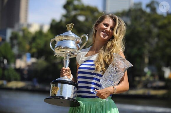 Ravissante, Victoria Azarenka, qui a remporté la veille l'Open d'Australie aux dépens de Maria Sharapova et est devenue la nouvelle numéro un mondial, pose avec son trophée sur les bords du fleuve Yarra, à Melbourne, le 29 janvier 2012.