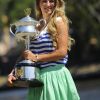 Victoria Azarenka, qui a remporté la veille l'Open d'Australie aux dépens de Maria Sharapova et est devenue la nouvelle numéro un mondial, pose avec son trophée sur les bords du fleuve Yarra, à Melbourne, le 29 janvier 2012.