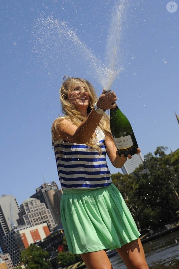 Victoria Azarenka, qui a remporté la veille l'Open d'Australie aux dépens de Maria Sharapova et est devenue la nouvelle numéro un mondial, pose avec son trophée sur les bords du fleuve Yarra, à Melbourne, le 29 janvier 2012.