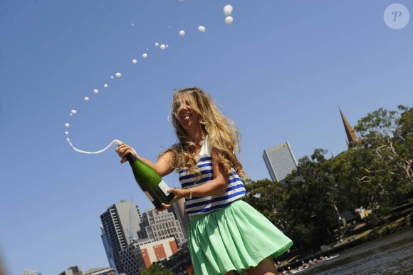 Champagne ! Victoria Azarenka, qui a remporté la veille l'Open d'Australie aux dépens de Maria Sharapova et est devenue la nouvelle numéro un mondial, pose avec son trophée sur les bords du fleuve Yarra, à Melbourne, le 29 janvier 2012.