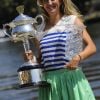 Victoria Azarenka, qui a remporté la veille l'Open d'Australie aux dépens de Maria Sharapova et est devenue la nouvelle numéro un mondial, pose avec son trophée sur les bords du fleuve Yarra, à Melbourne, le 29 janvier 2012.