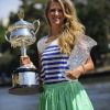 Victoria Azarenka, qui a remporté la veille l'Open d'Australie aux dépens de Maria Sharapova et est devenue la nouvelle numéro un mondial, pose avec son trophée sur les bords du fleuve Yarra, à Melbourne, le 29 janvier 2012.