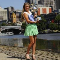 Victoria Azarenka : Numéro un, son trophée en main, elle joue les mannequins