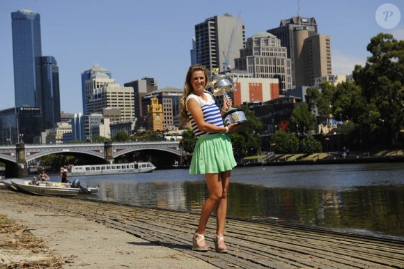 Victoria Azarenka, qui a remporté la veille l'Open d'Australie aux dépens de Maria Sharapova et est devenue la nouvelle numéro un mondial, pose avec son trophée sur les bords du fleuve Yarra, devant le pont Princes, à Melbourne, le 29 janvier 2012.