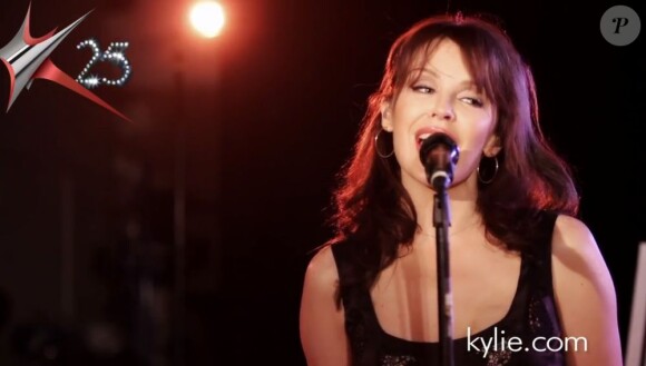 Dans les studios Abbey Road, Kylie Minogue redonne vie à ses tubes cultes comme Finer Feelings dans des versions acoustiques. Un album célébrant 25 ans de carrière est attendu en 2012.