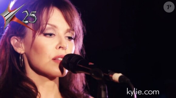 Dans les studios Abbey Road, Kylie Minogue redonne vie à ses tubes cultes comme Finer Feelings dans des versions acoustiques. 