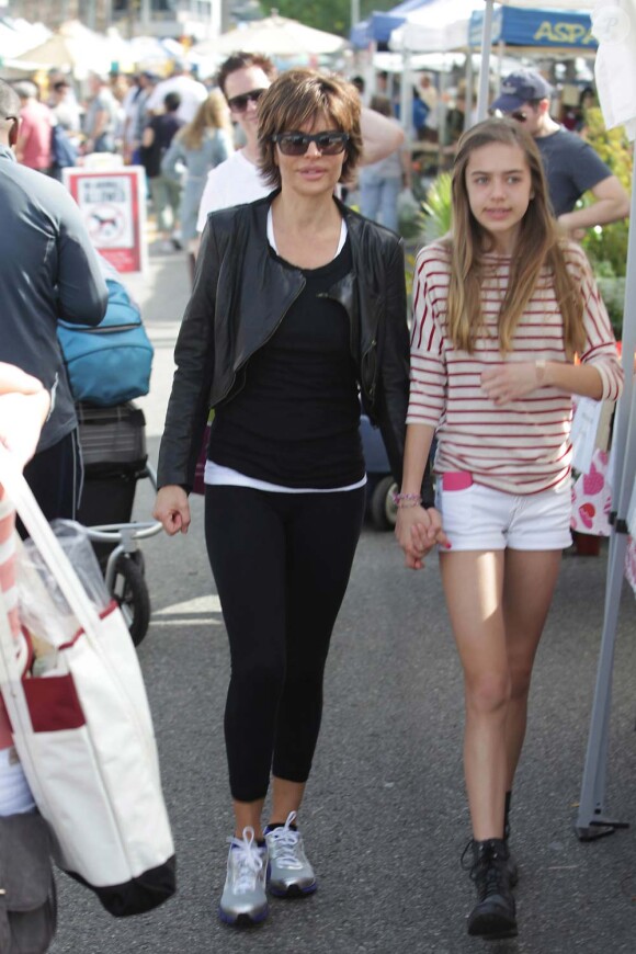 Lisa Rina et sa fille aînée Delilah Belle en promenade dans le quartier de Studio City, à Los Angeles, le 29 janvier 2012.