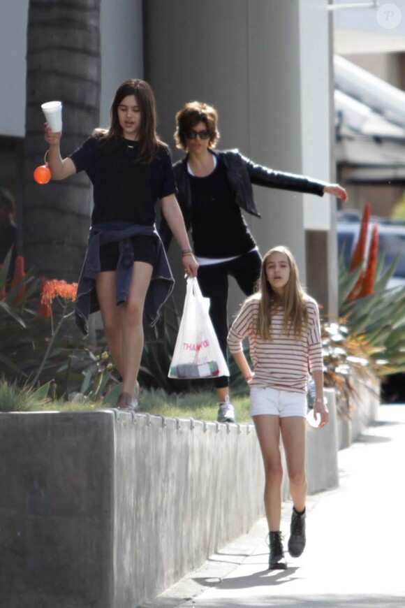 Lisa Rina et ses filles Delilah Belle et Amelia Gray en promenade dans le quartier de Studio City, à Los Angeles, le 29 janvier 2012.