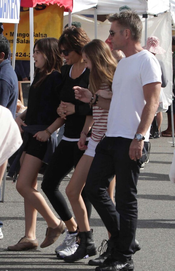 Lisa Rina, son mari Harry Hamlin et leur filles Delilah Belle et Amelia Gray en promenade dans le quartier de Studio City, à Los Angeles, le 29 janvier 2012.