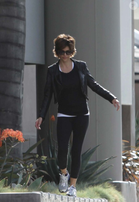 Lisa Rina, 48 ans, en promenade dans le quartier de Studio City, à Los Angeles, le 29 janvier 2012.