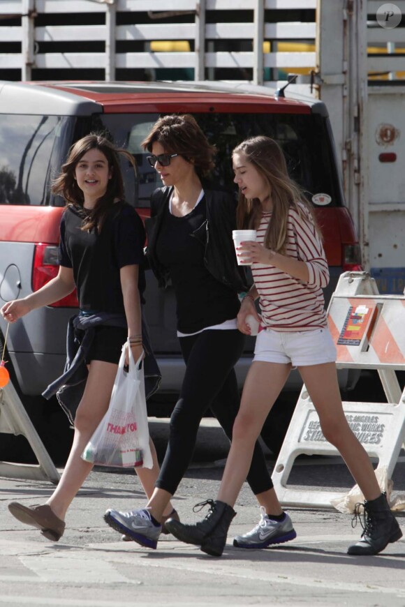 Trois drôles de dames : Lisa Rina et ses filles Delilah Belle et Amelia Gray en promenade dans le quartier de Studio City, à Los Angeles, le 29 janvier 2012.