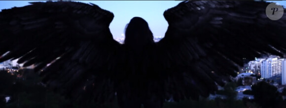 Laetitia Larusso en ange de la mort dans son clip Untouchable en featuring avec B-Real