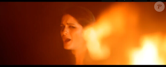 Laetitia Larusso dans les flammes dans son clip Untouchable en featuring avec B-Real