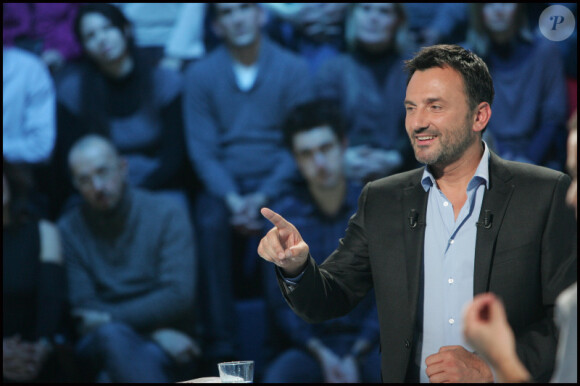 Frédéric Lopez lors de l'enregistrement de l'émission Leurs secrets du bonheur, diffusée sur France 2 le 7 février en prime time,le 30 janvier 2012