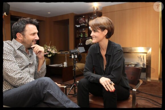 Laeticia Hallyday accorde une interview à Frédéric Lopez pour Leurs secrets du bonheur, diffusée le 7 février 2012